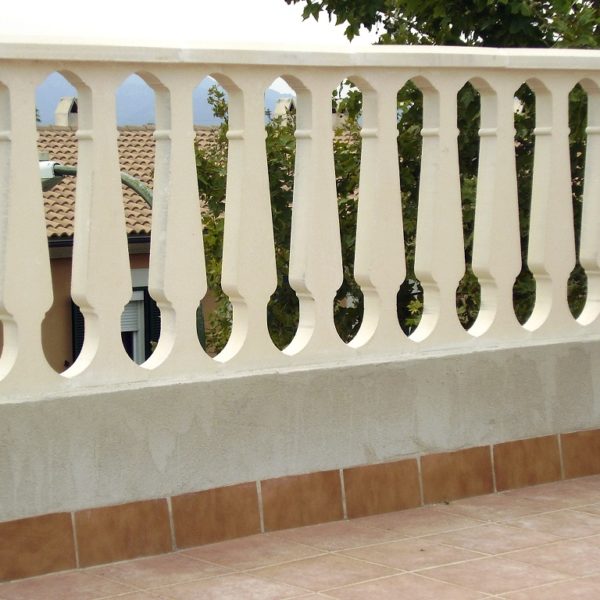 muro de una vivienda con Balaustre cerramiento