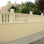 muro de una vivienda con Balaustre cerramiento