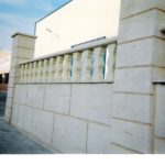 muro de una vivienda con Balaustre cerramiento