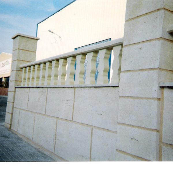 muro de una vivienda con Balaustre cerramiento