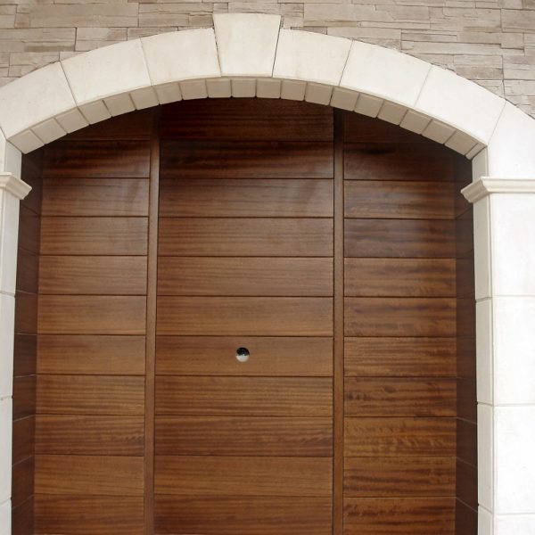 Puerta vivienda con arcos recerco