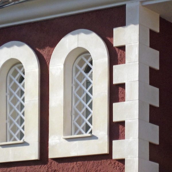 Fachada de una vivienda con dos ventanas