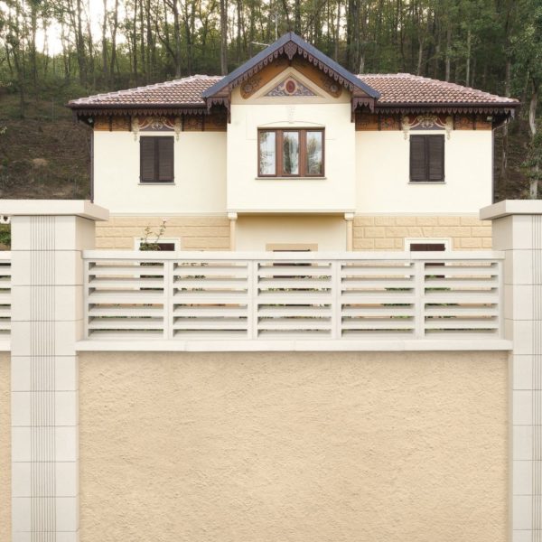Valla y vivienda al fondo