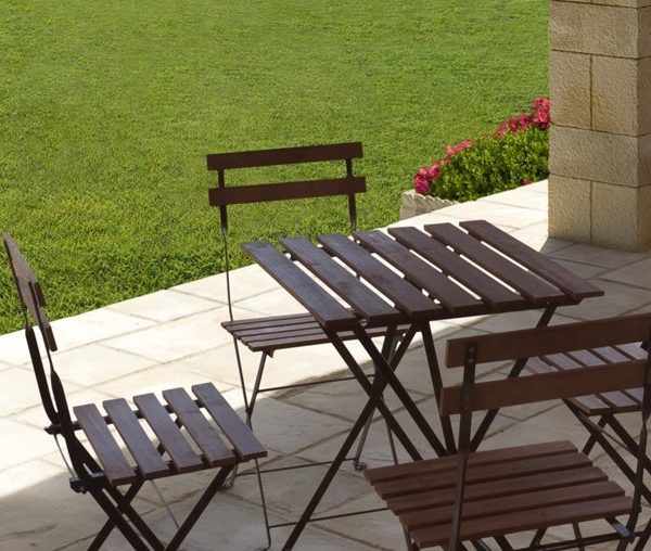 portal con mesas de madera y Pavimento Losas Domus