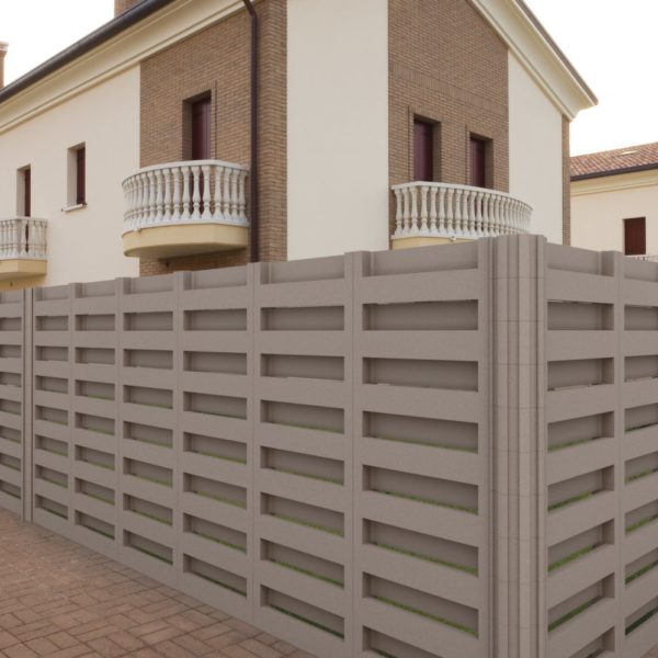 muros de Paneles Toscana y vivienda en el fondo