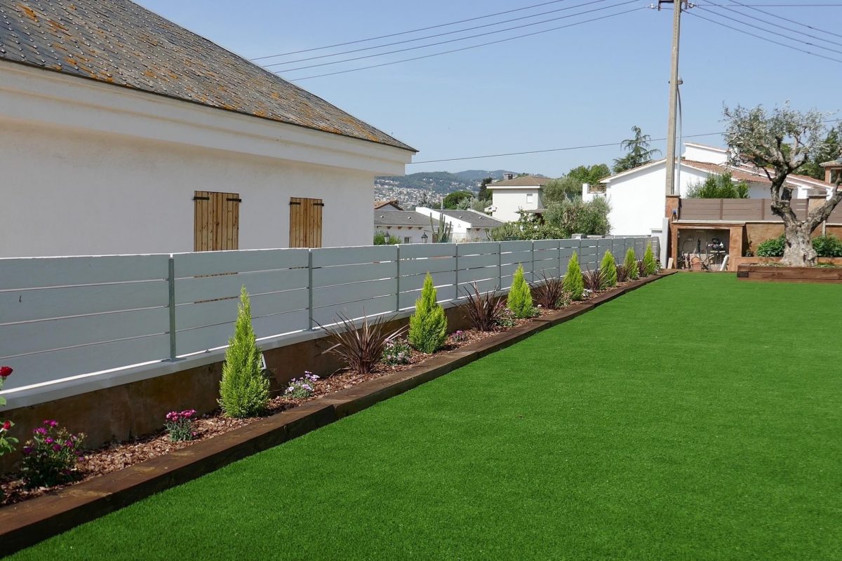 Wood effect fence - Image 6